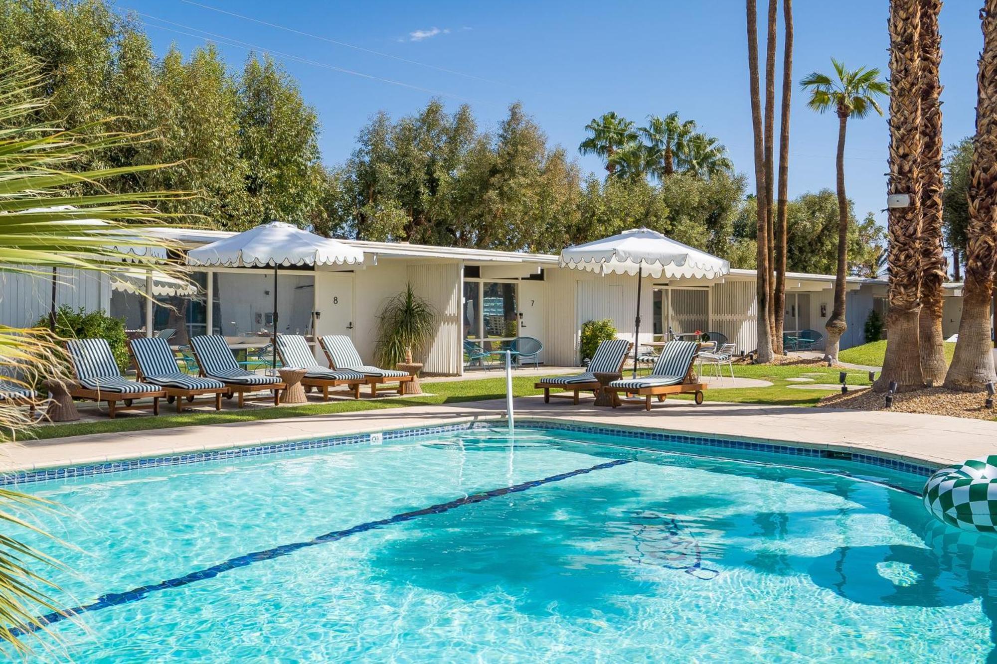 Monkey Tree Hotel By Avantstay Stylish Hotel In Palm Springs W Pool Exterior photo